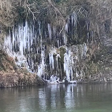 לינה וארוחת בוקר Les Frejals 3*