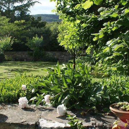 לינה וארוחת בוקר Les Frejals 3*