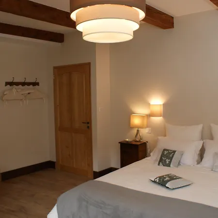 לינה וארוחת בוקר Les Frejals 3*