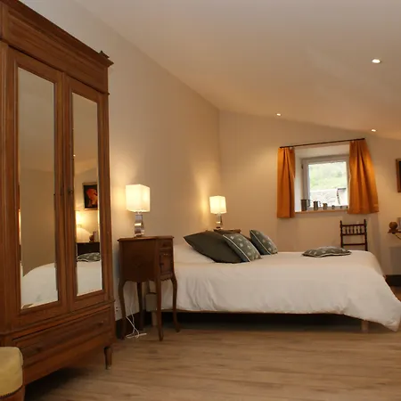 לינה וארוחת בוקר Les Frejals 3*