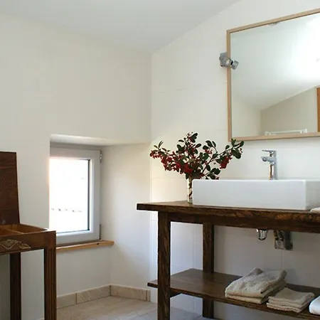 לינה וארוחת בוקר Les Frejals 3*